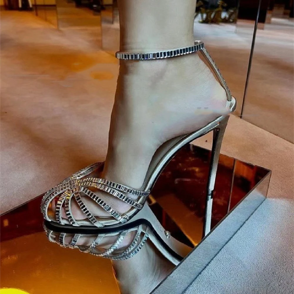 Title 3, Sandálias Stiletto Vazadas com Bico Redondo