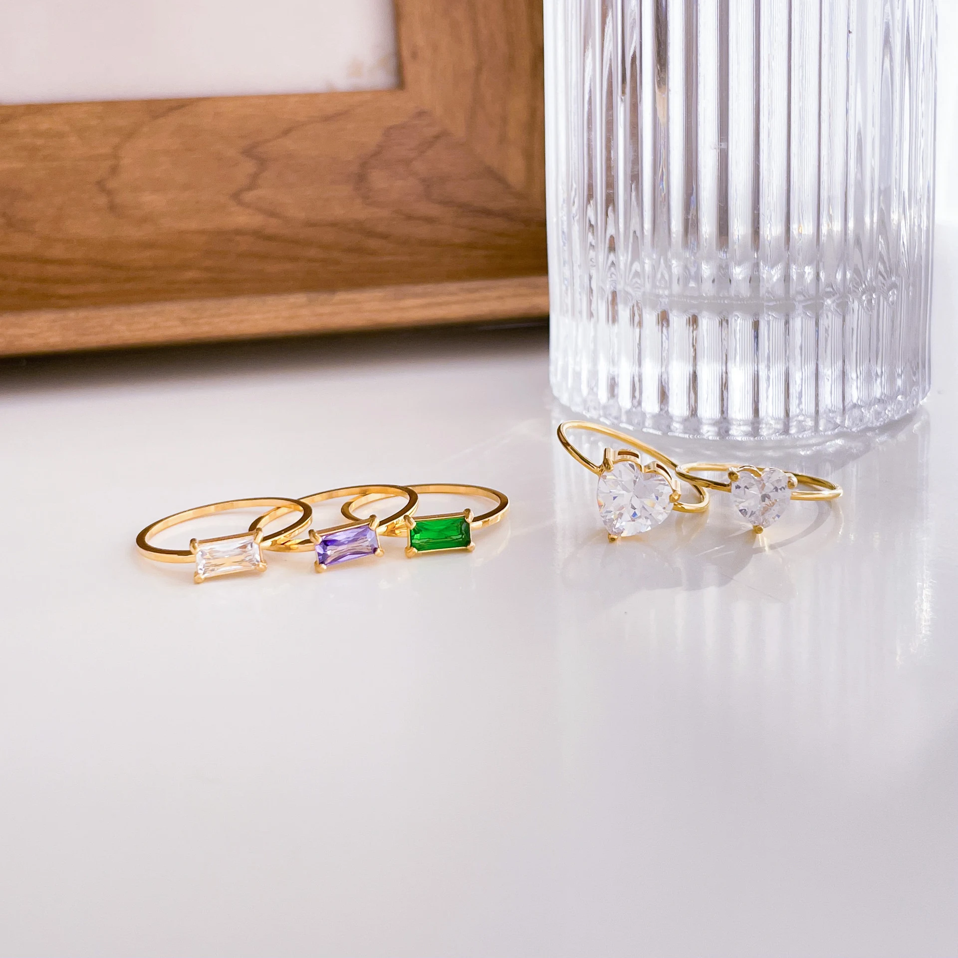 Anel de dedo indicador design com zircônia quadrada roxa verde. Adicione um toque de sofisticação ao seu visual. Anel moderno e elegante. — foto 5