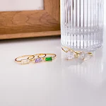 Anel de dedo indicador design com zircônia quadrada roxa verde. Adicione um toque de sofisticação ao seu visual. Anel moderno e elegante. — foto 5