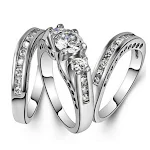 Conjunto de anel de casal de três peças com pulseira e diamantes, ideal para celebrar o amor e a união com elegância. — foto 2