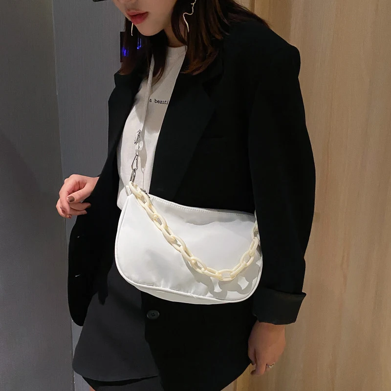 Bolsa de ombro simples e fashion, combina com tudo. Ideal para o dia a dia, elegante, prática e versátil. Seu acessório perfeito. — foto 3