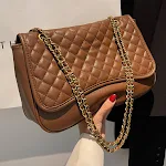 Bolsa de corrente com diamantes de cor sólida simples e elegante para mulheres. Ideal para sair com estilo e adicionar um toque de sofisticação. — foto 3