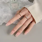 Anel de Zircônia com Laço Feminino, acessório elegante e charmoso. Perfeito para presentear, realça a beleza das mãos, ideal para eventos e ocasiões especiais. — foto 3