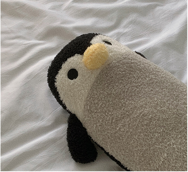Almofada de pinguim em veludo 3D confortável, travesseiro pequeno para soneca, boneca, perfeita para relaxar, abraçar e dormir com conforto. — foto 5