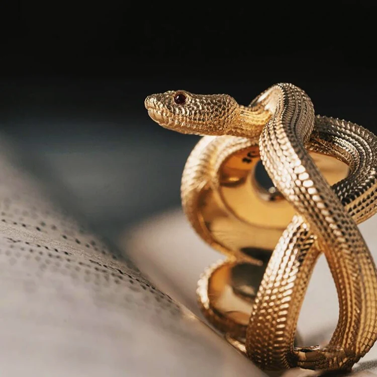 Title 3, Anel folheado a ouro com design de cobra da mod...