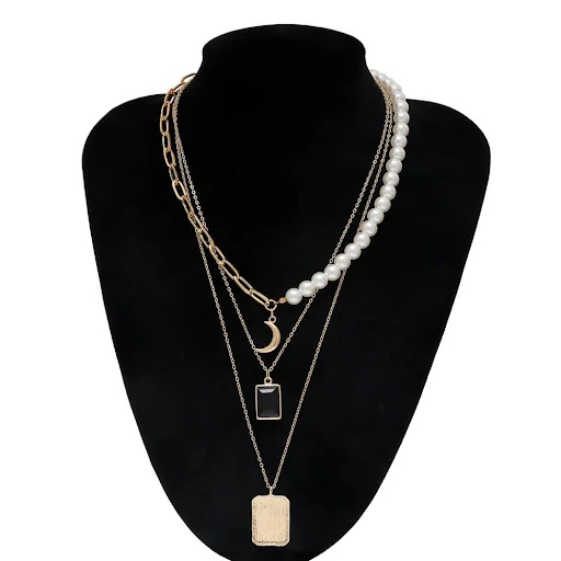 Title 3, Pearl Crescent ketting