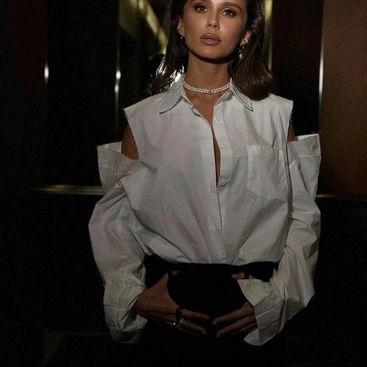 Camicia bianca con risvolto a maniche lunghe alla moda da donna — foto 4