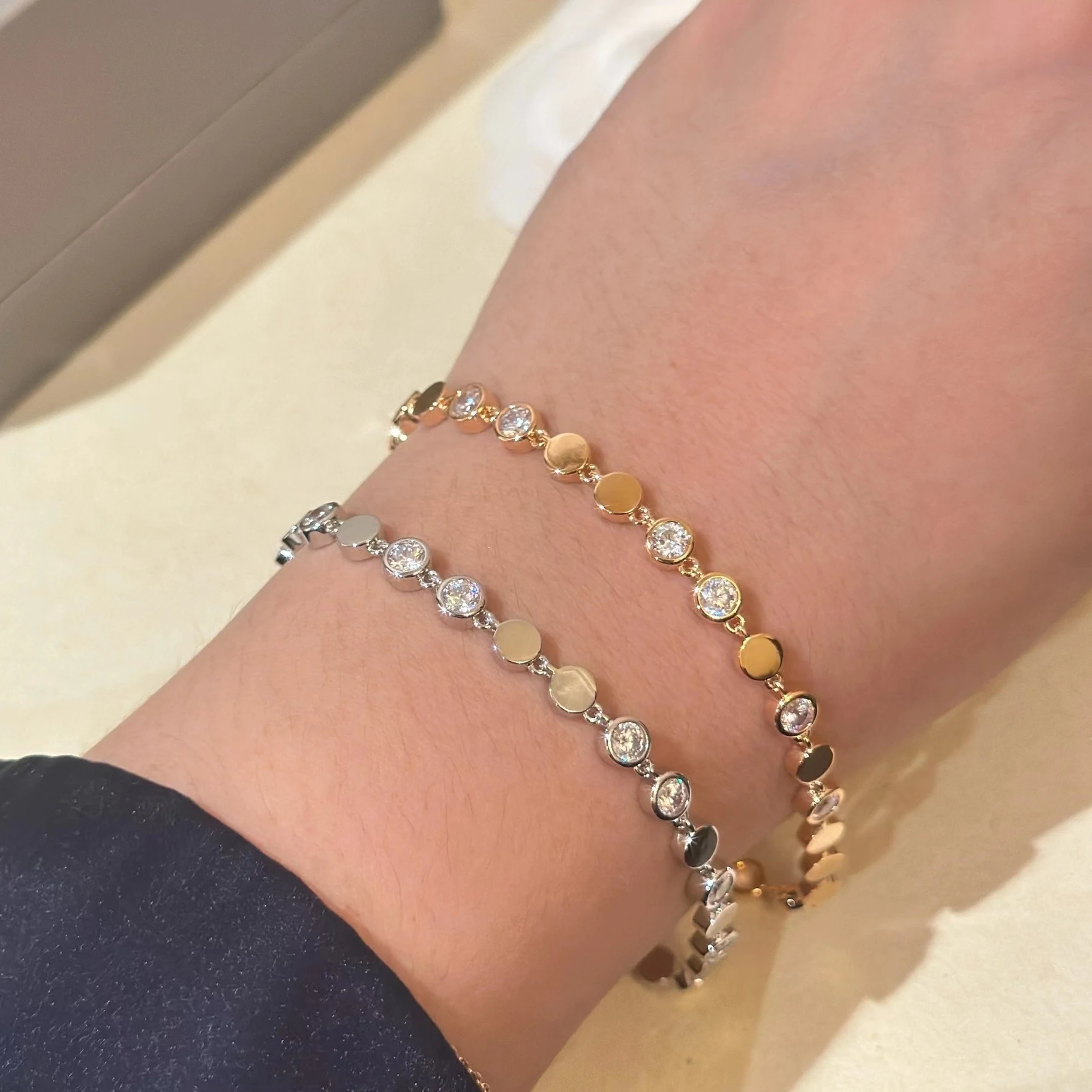 Pulseira Fashion Personality com diamantes redondos, brilho e sofisticação. Adicione um toque de glamour ao seu visual diário com esta joia. — foto 12