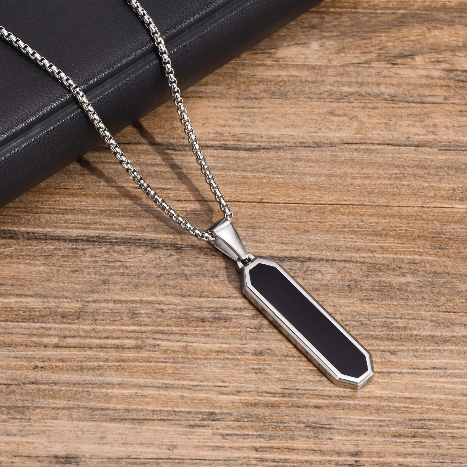 Colar de aço titânio com pingente de tira longa geométrica tridimensional e chanfrada de losango. Design simples e elegante. — foto 12