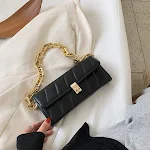 Svestrana torba na rame sa lancem za svaki stil. Elegantna i funkcionalna, savršena za svaku priliku, prilagodljiva vašim potrebama. — foto 1