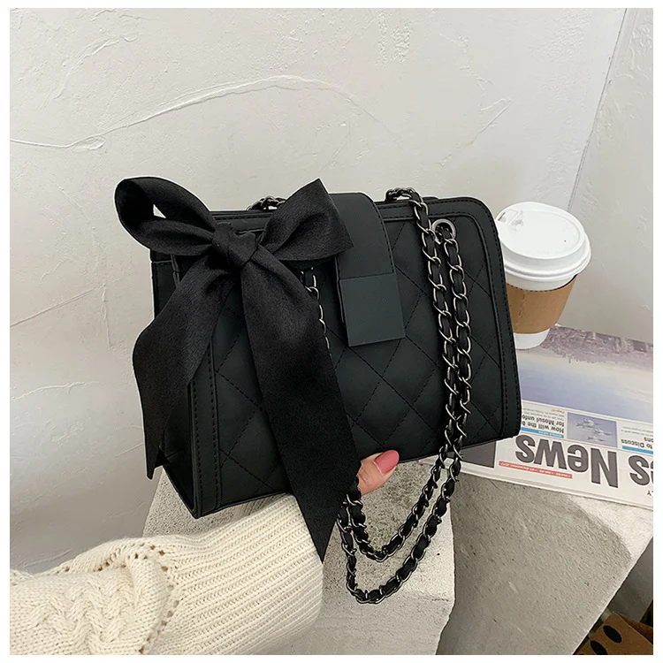 Bolsa pequena quadrada de ombro único. Leve seus pertences com estilo e praticidade. Perfeita para o dia a dia, oferecendo elegância e conforto. — foto 6