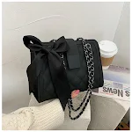 Bolsa pequena quadrada de ombro único. Leve seus pertences com estilo e praticidade. Perfeita para o dia a dia, oferecendo elegância e conforto. — foto 6