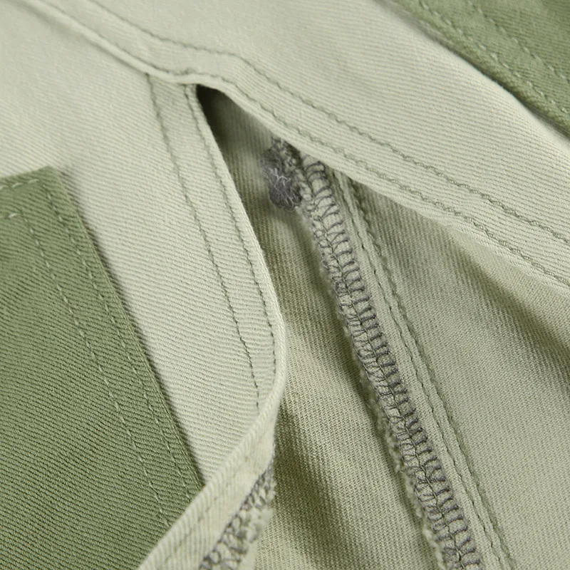 Saia jeans irregular com contraste lavado, bolsos desfiados e fenda. Design moderno e confortável para looks casuais e estilosos. — foto 4