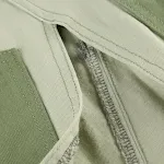 Saia jeans irregular com contraste lavado, bolsos desfiados e fenda. Design moderno e confortável para looks casuais e estilosos. — foto 4