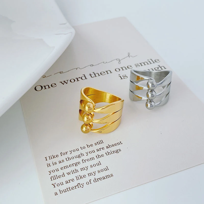 Anello in acciaio al titanio personalizzato, geometrico, liscio e freddo. Perfetto per un tocco di stile unico e moderno. — foto 5