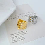 Anello in acciaio al titanio personalizzato, geometrico, liscio e freddo. Perfetto per un tocco di stile unico e moderno. — foto 5