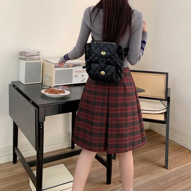 Saia xadrez vermelha cintura alta evasê plissada alongada – ideal para um visual elegante e confortável em diversas ocasiões. — foto 3
