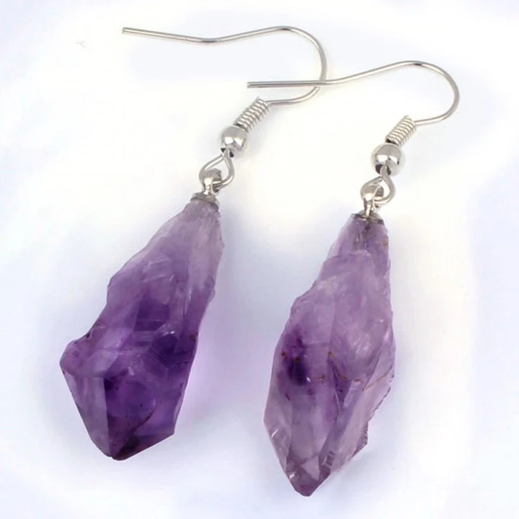Brincos de pedra bruta de cristal natural sem forma, estilo autêntico. Adicione um toque rústico e elegante ao seu visual, com a beleza única das pedras. — foto 1
