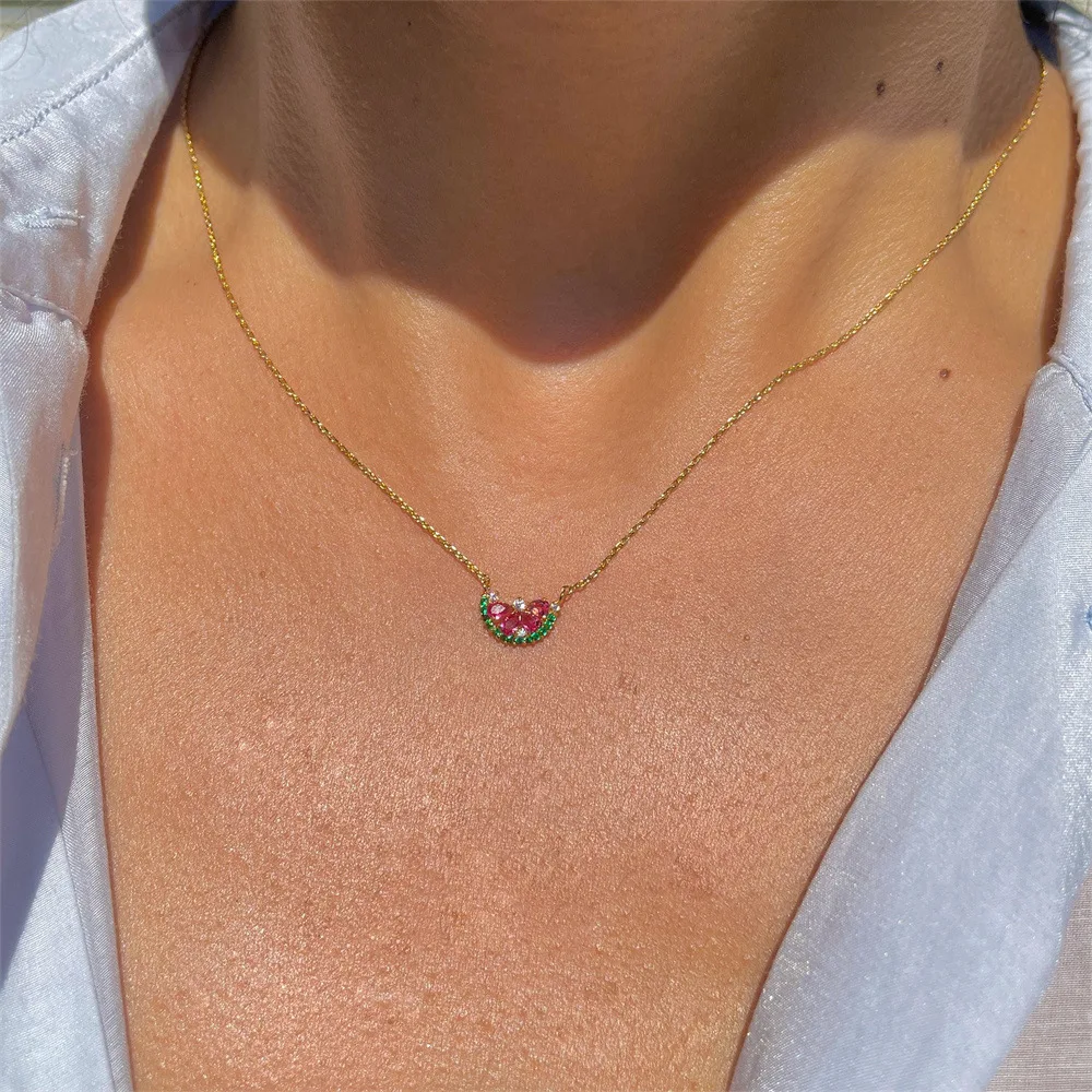 Colar de Fruta Melancia Moda de Verão. Um acessório refrescante e estiloso, perfeito para a praia ou para complementar seu look de verão. Leve e charmoso. — foto 2