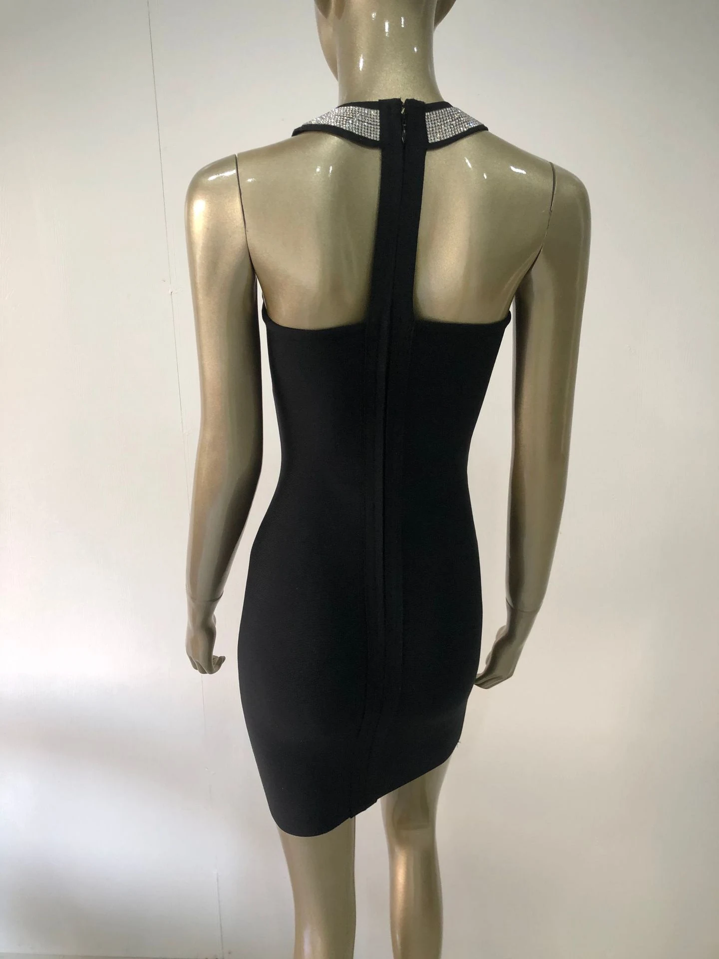 Elegantes Kleid mit Wasserfallkragen und Diamantenrock für Bankette und Partys. Ein stilvoller Look für besondere Anlässe. — foto 6