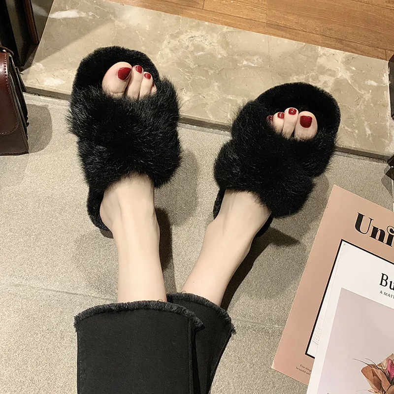 Chinelos cruzados de pele de carneiro para homens e mulheres. Desfrute do conforto e aconchego dessas pantufas macias e quentinhas para casa. — foto 8