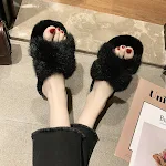 Chinelos cruzados de pele de carneiro para homens e mulheres. Desfrute do conforto e aconchego dessas pantufas macias e quentinhas para casa. — foto 8