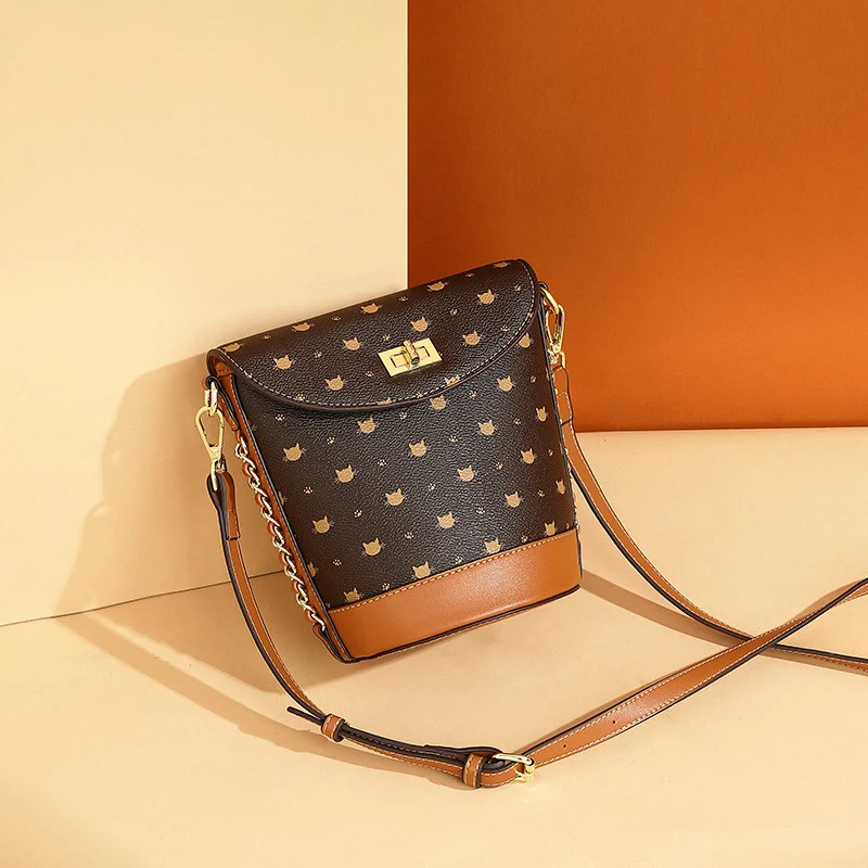Bolsa mensageiro retrô estampada de um ombro só. Estilo vintage com praticidade moderna. Perfeita para o dia a dia, leve seus pertences com charme e conforto. — foto 4