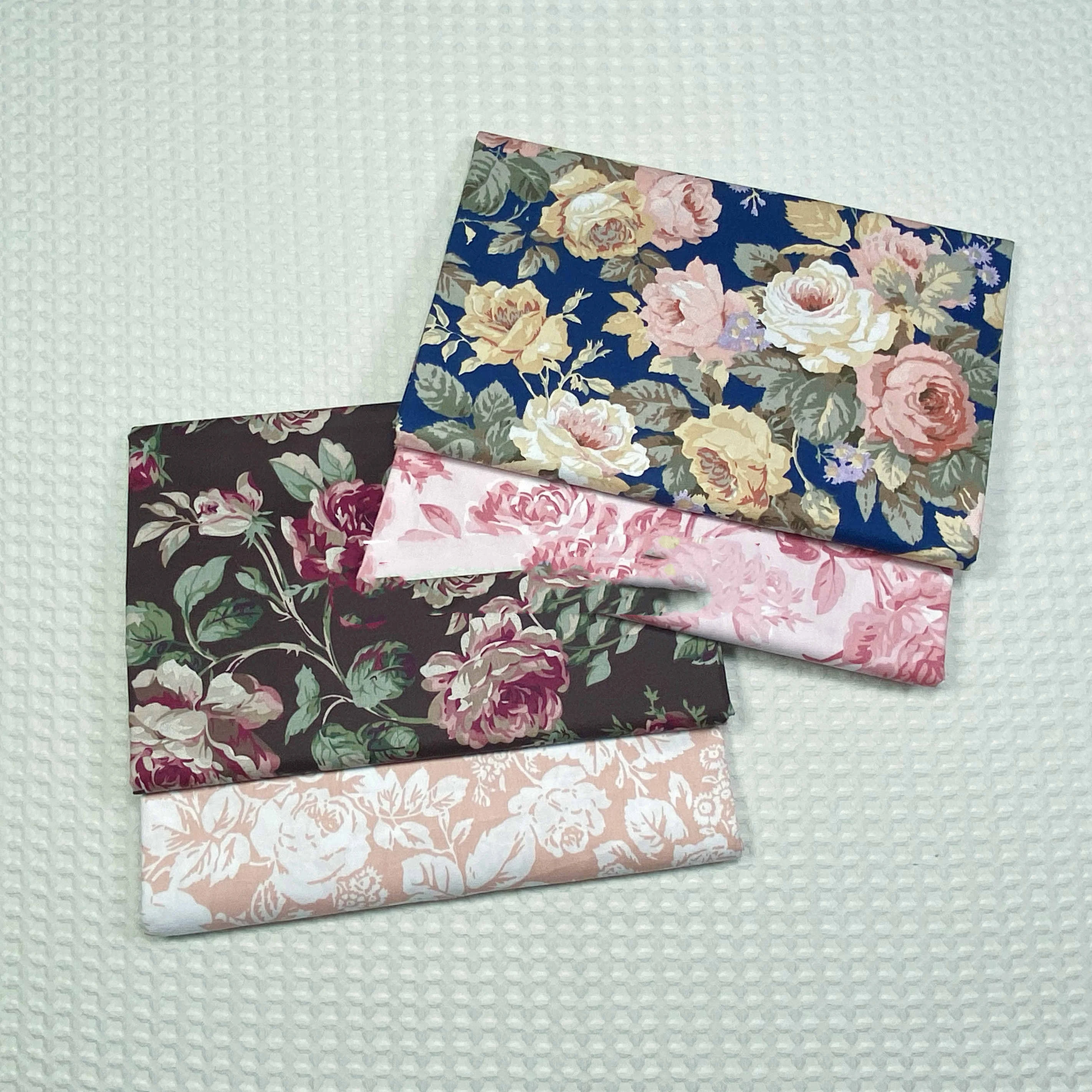 Tecido de sarja de algodão com estampa de flores de rosa, perfeito para roupas, artesanato e projetos com toque macio e visual floral. — foto 1