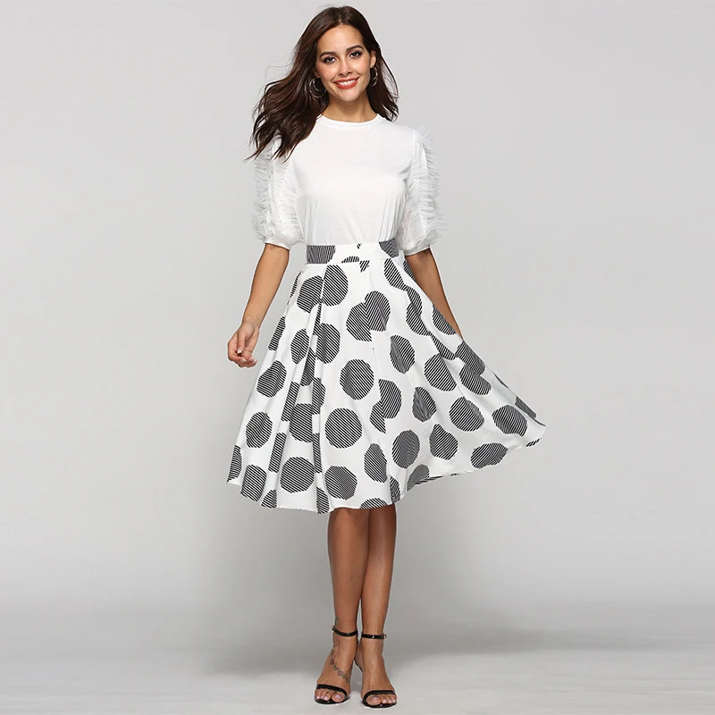 Falda midi entallada y redonda con lunares grandes, corte ajustado y bajo amplio. Perfecta para lucir un look elegante y moderno. — foto 5