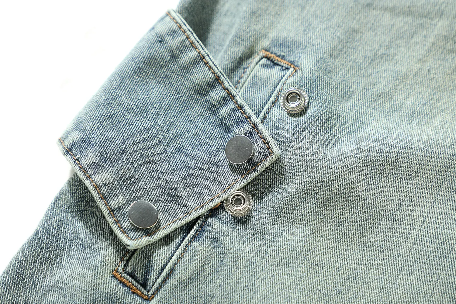 Colete casaco jeans com efeito desgastado retrô, ideal para homens. Combine com diferentes looks e tenha um visual estiloso e confortável. — foto 11
