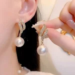 Orecchini con perle finte e foglie di diamanti, un accessorio unico e raffinato per completare il tuo look con stile ed eleganza. — foto 5