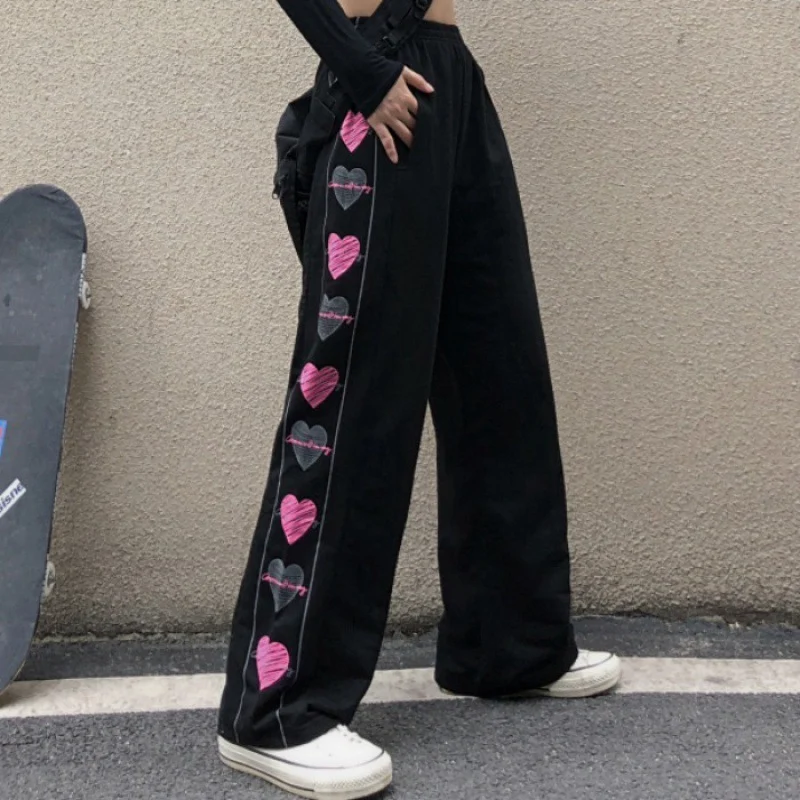 Calças Core Graffiti de pernas largas e retas, combinam com tudo, perfeitas para criar looks estilosos e confortáveis em qualquer situação. — foto 9