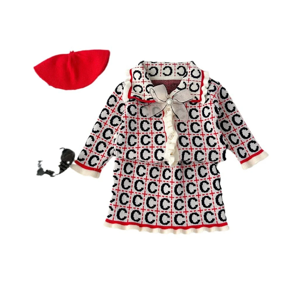 Conjunto de duas peças para crianças, cardigã de tricô e traje de suéter, ideal para manter os pequenos aquecidos com conforto e estilo. — foto 2