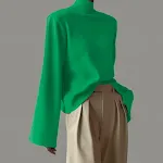 Damen Turtleneck Pullover mit ausgestellten Ärmeln aus Kaninchen Fleece. Modisch, lässig und kuschelig für den Alltag. — foto 1
