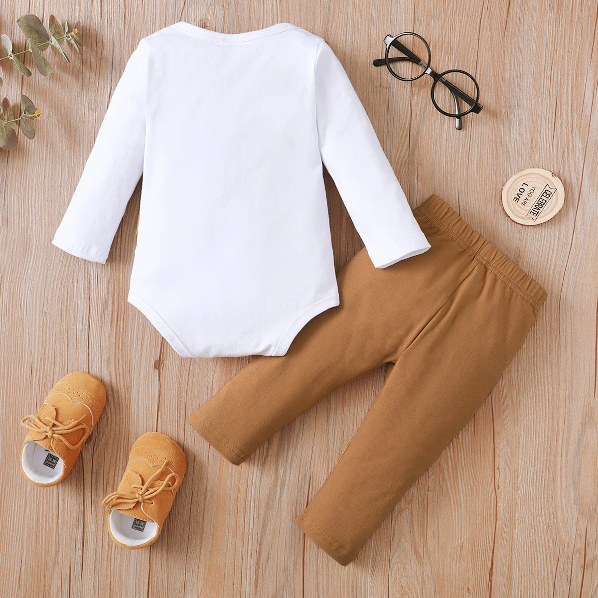 Tweedelige set voor jonge kinderen met nepvest, overhemd en broek in Britse stijl. Zorgt voor een knappe en stijlvolle look. — foto 2