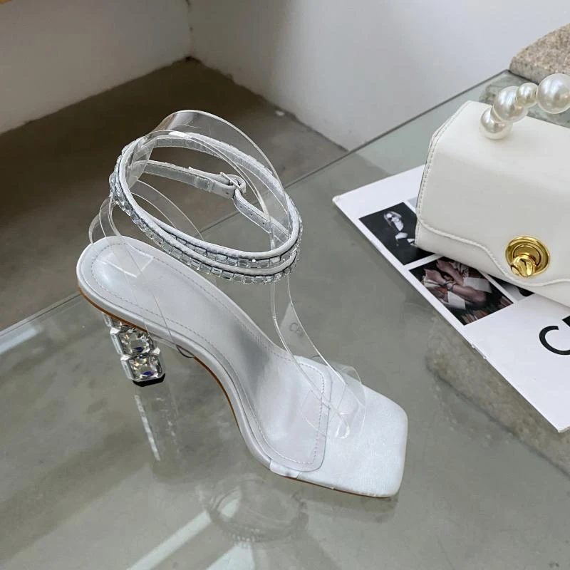Hoge hakken met enkelbandje en strass steentjes. Kristallen hakken, elegante damesschoenen perfect voor feestjes en speciale gelegenheden. — foto 5
