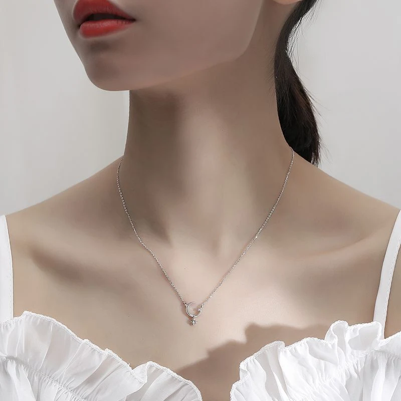 Colar feminino estrela e lua, adorno em prata esterlina. Joia elegante que adiciona charme e simbolismo ao seu visual diário, perfeita para presentear alguém especial. — foto 2