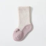 Calcetines infantiles estéreo de contraste otoñal, colores vibrantes y diseño para niños. Disfruta la comodidad y estilo durante el otoño. — foto 6