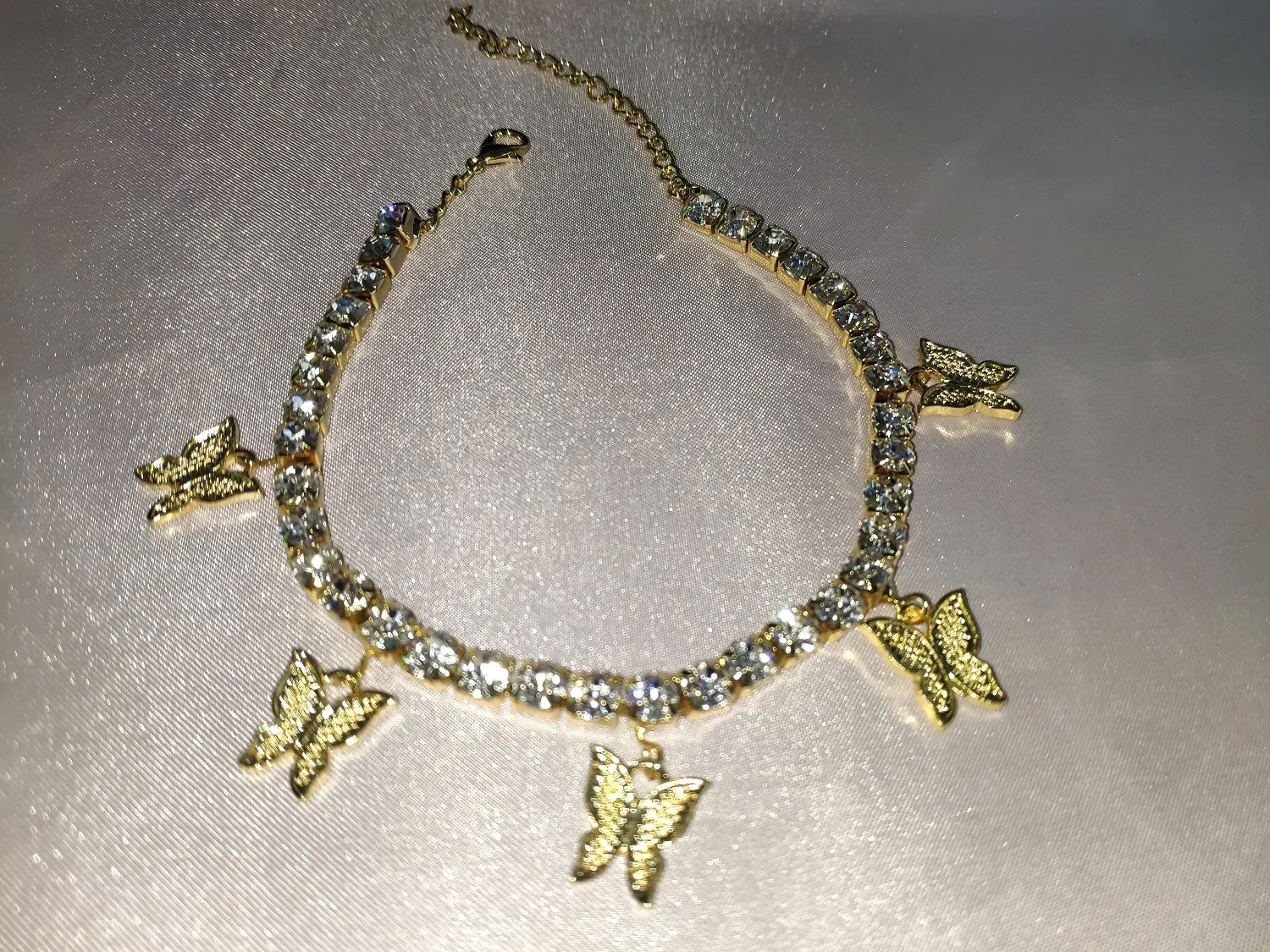 Tornozeleira feminina com pingente de borboleta pequena e strass, design criativo, ideal para realçar o visual e como presente. — foto 5