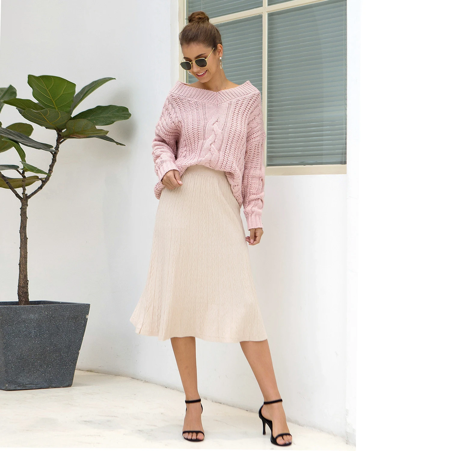 Vestido longo de tricô com suéter, conforto e estilo unidos. Ideal para um visual elegante e aconchegante, perfeito para diversas ocasiões. — foto 1