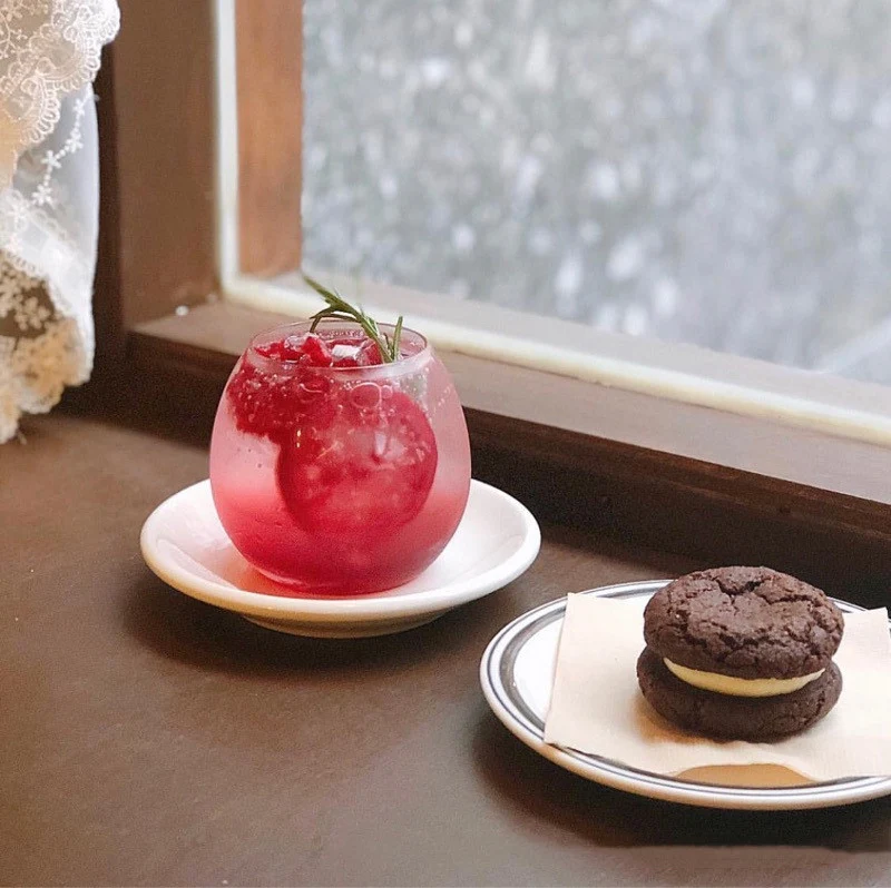 Fashionable Simple Pot Belly Glass Soda Cup. Enjoy your favorite drinks in style with this elegant and comfortable glass — photo 3