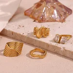Pulseira elegante e popular de aço inoxidável com banho de ouro 18K. Anel feminino que combina estilo e sofisticação, ideal para mulheres. — foto 4
