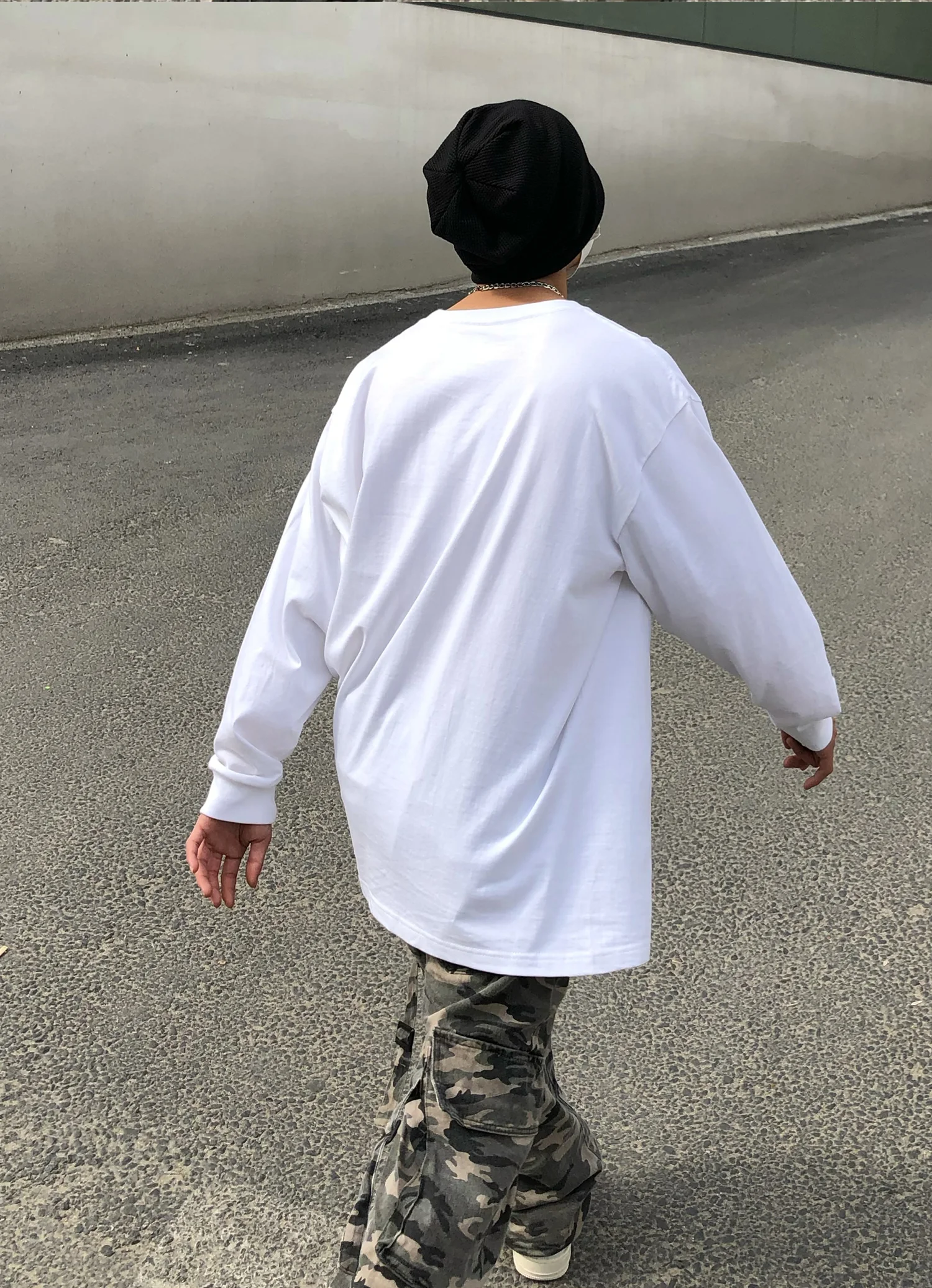 Camiseta solta de gola redonda com visual despojado, perfeita para um look relaxado e confortável no seu dia a dia. — foto 5