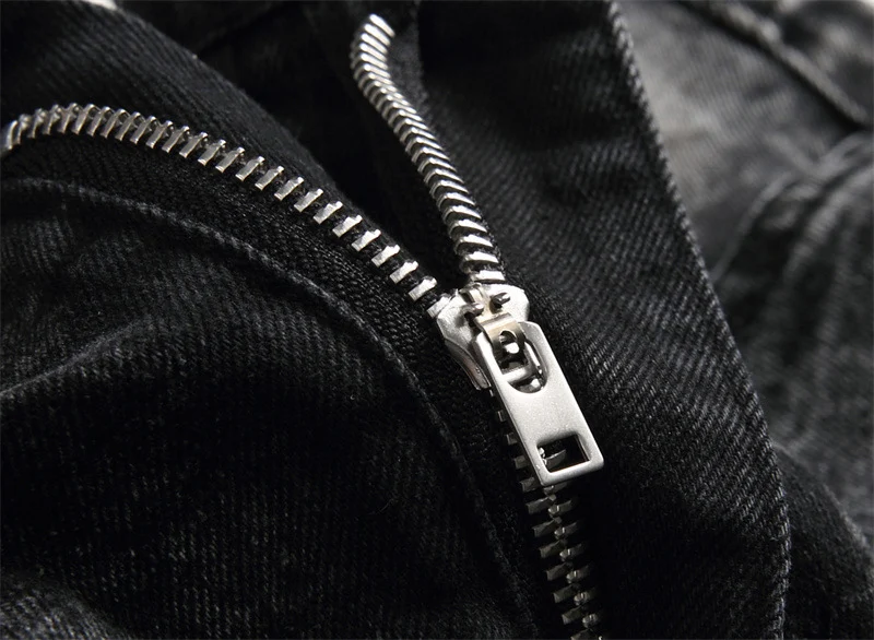 Punk heren jeans met gat borduurwerk vijfpuntige ster. Stoere streetwear broek voor mannen. Opvallende en trendy look. — foto 18