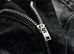 Punk heren jeans met gat borduurwerk vijfpuntige ster. Stoere streetwear broek voor mannen. Opvallende en trendy look. — foto 18
