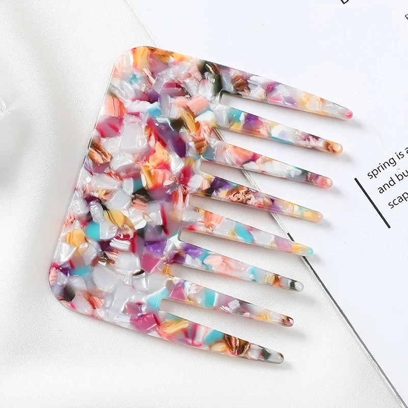 Pente antiestático de acetato de celulose com design de mármore, elegante e requintado. Desembaraça e reduz o frizz, deixando o cabelo suave e estiloso. — foto 6