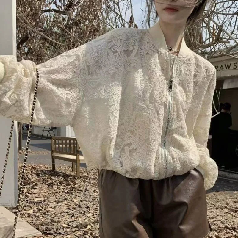Jaqueta Curta Feminina de Renda Solta Ideal para o Verão Leve e Fresca Perfeita para um Look Casual e Sofisticado — foto 4