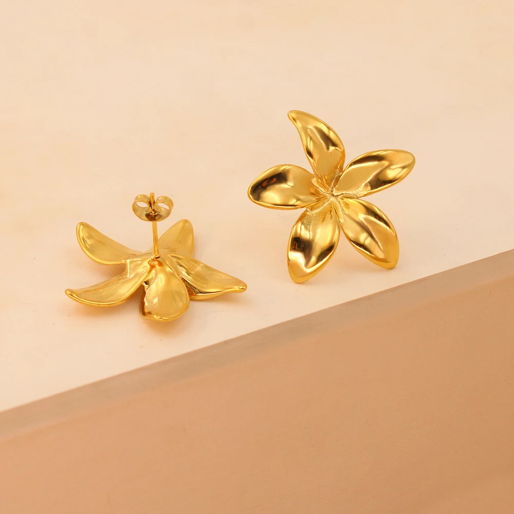 Brincos femininos com flores douradas, fashion e versáteis. Combinam com tudo, elevando seu estilo único e adicionando um toque especial. — foto 4