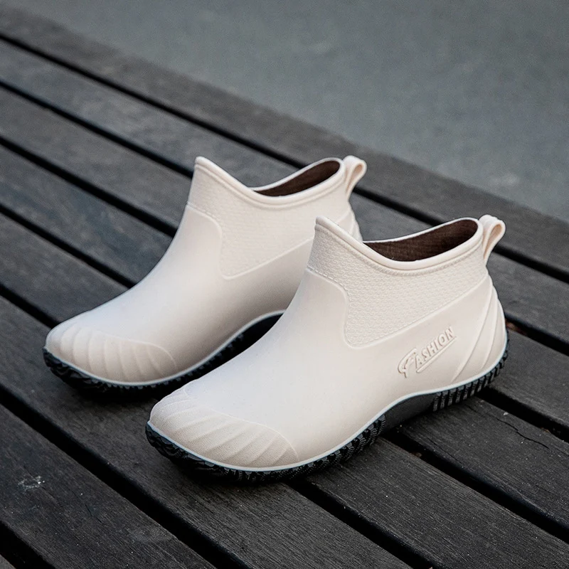New Women's Cute And Fashionable Rain Boots. Stay dry and stylish with these waterproof boots perfect for any rainy day. — photo 1