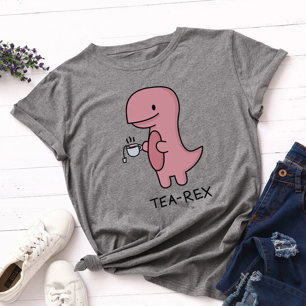 Camiseta feminina de algodão com dinossauro tomando chá, gola redonda, manga curta, soltinha, ideal para o dia a dia. — foto 5
